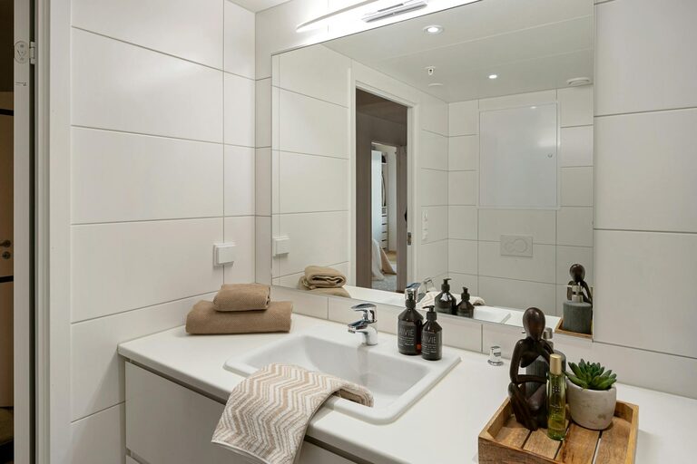 How to Create a Minimalist Bathroom Setup for a Calm, Clutter-Free Space